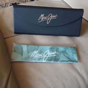 Maui jim sunlgass case with cleaning cloth